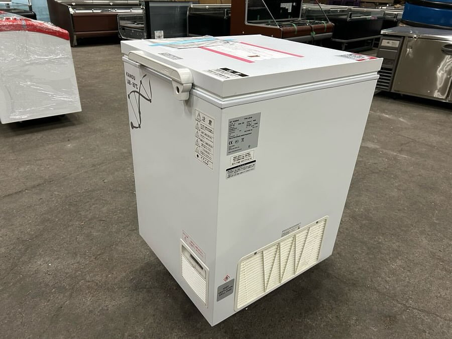 中古厨房機器入荷情報‼️カノウ冷機　超低温フリーザー 冷凍ストッカーLAB8s　スーパーフリーザー斜め写真