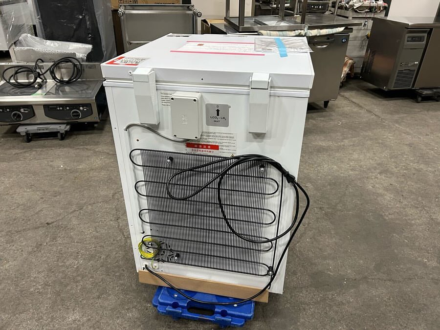 中古厨房機器入荷情報‼️カノウ冷機　超低温フリーザー 冷凍ストッカーLAB8s　スーパーフリーザー背面写真