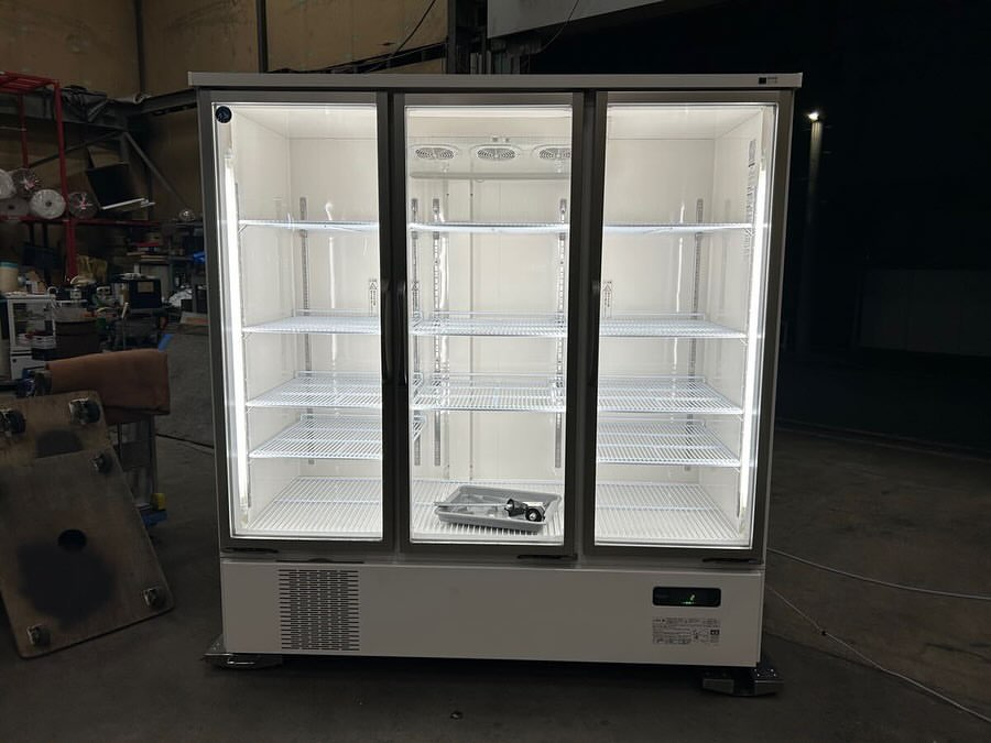 中古厨房機器入荷情報‼️ホシザキリーチイン冷蔵ショーケースUSR-180A3ライト動作確認写真