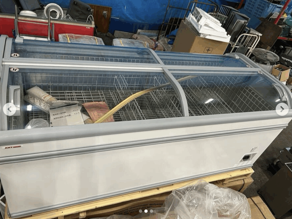 中古厨房機器入荷情報‼️AHT冷凍ストッカー・冷凍ショーケースMANHATTAN210VSAD上部写真