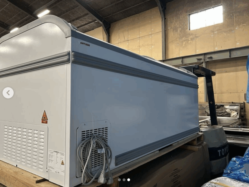 中古厨房機器入荷情報‼️AHT冷凍ストッカー・冷凍ショーケースMANHATTAN210VSAD背面写真