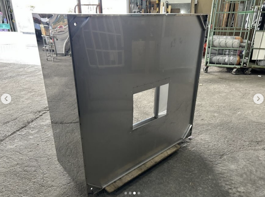 中古厨房機器入荷情報‼️レンジフード幅1300×奥行き1250×高さ550㎜背面写真