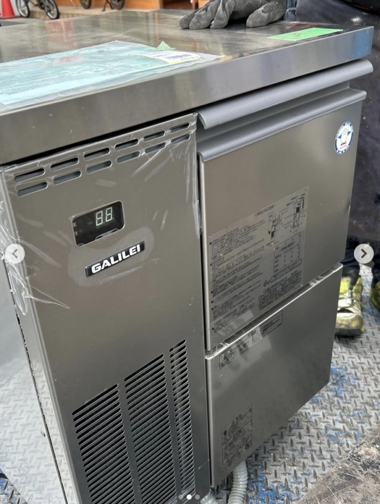 ■製氷機入れ替え搬入設置撤去作業■神奈川県横浜市ハンバーガーチェーン店入れ替えるフクシマガリレイ製氷機写真