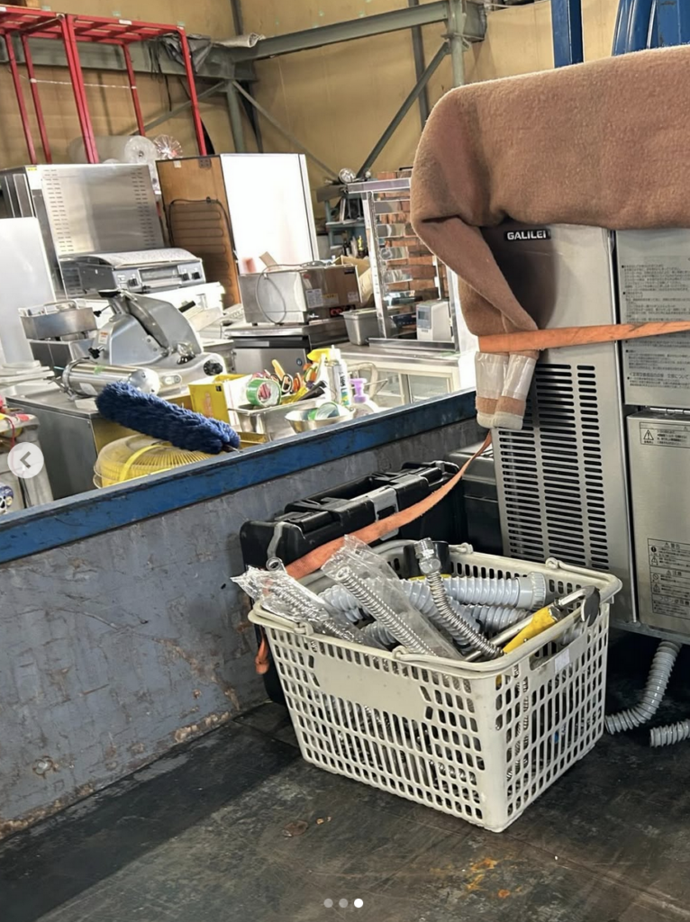 ■製氷機入れ替え搬入設置撤去作業■神奈川県横浜市ハンバーガーチェーン店入れ替えるフクシマガリレイ製氷機積み込み作業写真