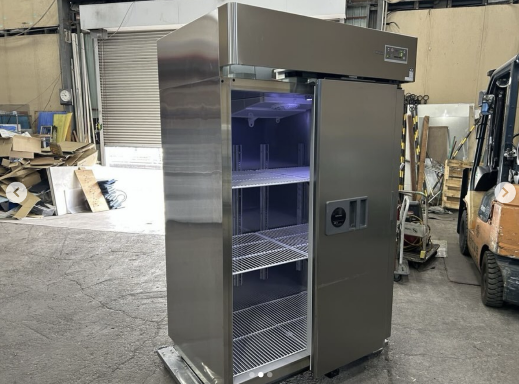 中古厨房機器入荷情報‼️大和冷機 スライド扉式縦型冷蔵庫　411CD-S-EC庫内写真