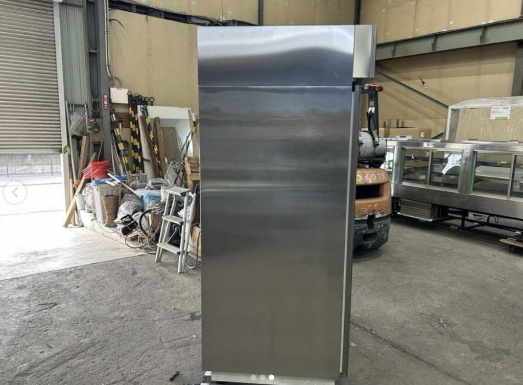 中古厨房機器入荷情報‼️大和冷機 スライド扉式縦型冷蔵庫　411CD-S-EC側面写真