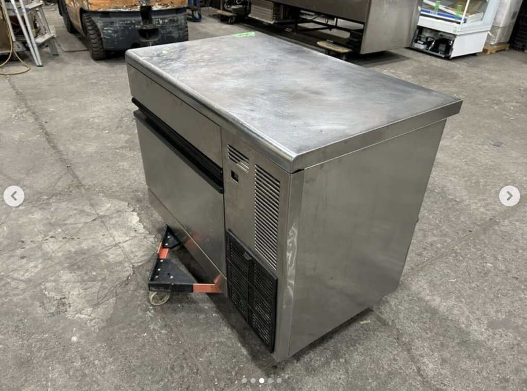 中古厨房機器入荷情報‼️ホシザキ製氷機　IM-95TM斜め前写真