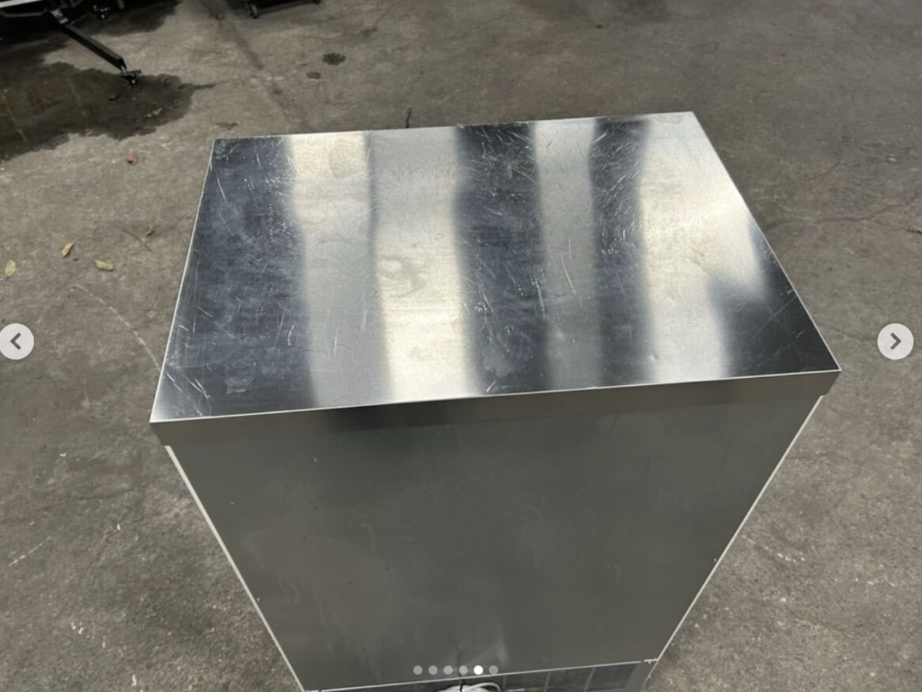 中古厨房機器入荷情報‼️ホシザキ冷蔵ショーケース　SSB-63DTL天板写真