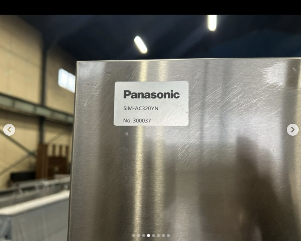 中古厨房機器入荷情報‼パナソニックチップアイス製氷機　SIM-AC320YNラベル写真