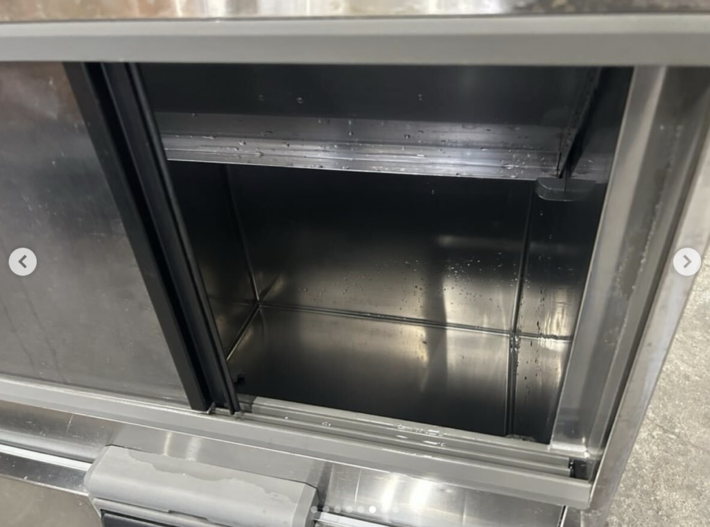 中古厨房機器入荷情報‼パナソニックチップアイス製氷機　SIM-AC320YN庫内写真